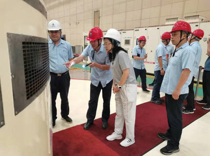 陳印輝在江埡電站現(xiàn)場(chǎng)帶班督導(dǎo)檢查防汛工作