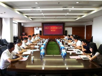 陳印輝與中國水電十一局總經(jīng)理王操交流座談